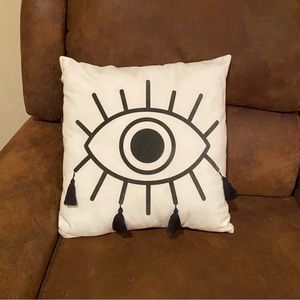 Eye pillow with tassels